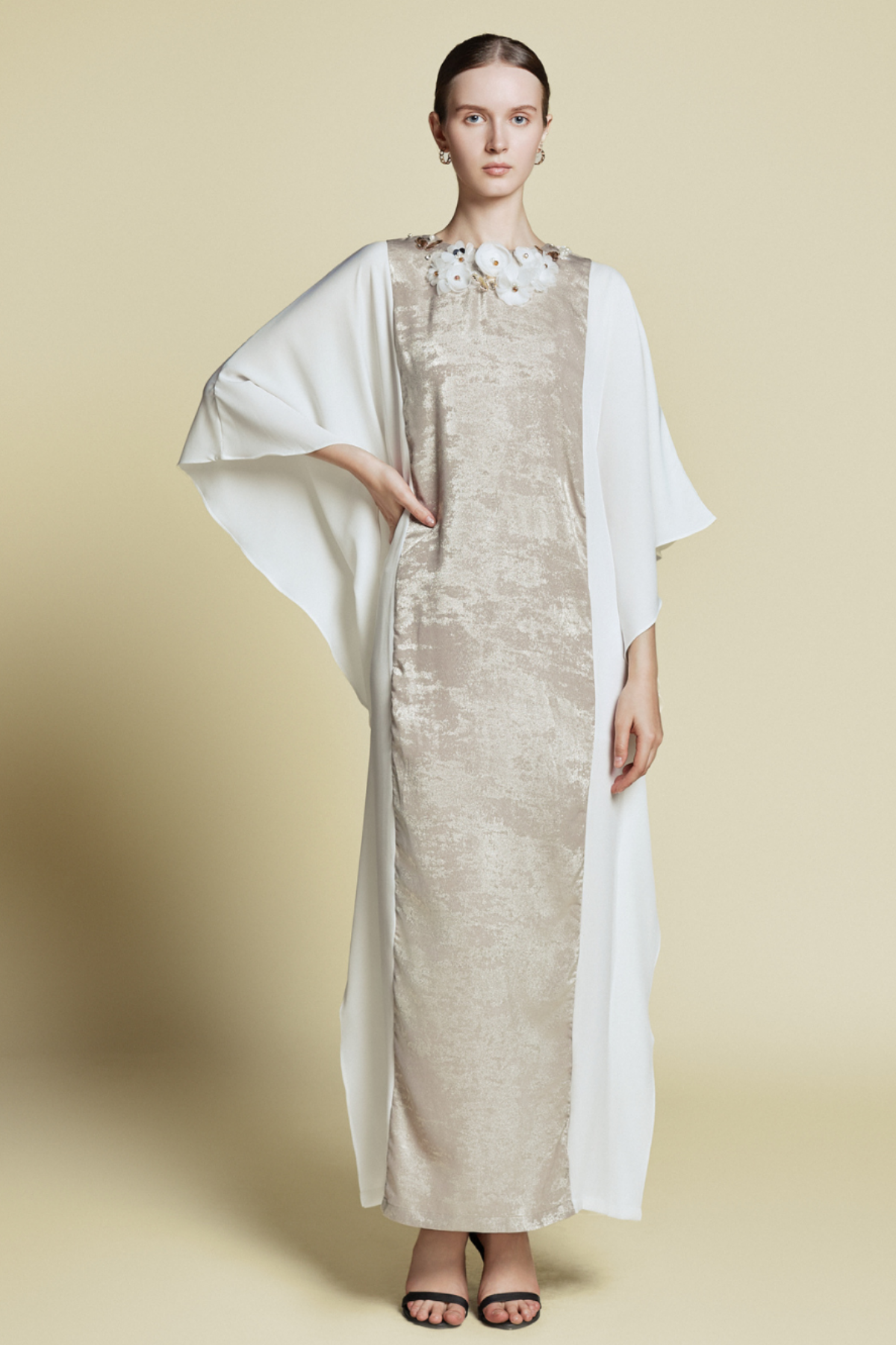 AURÉVIA - Cape-Sleeve Kaftan in Matt Gold & White